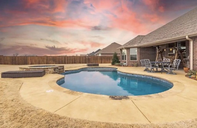 Pool/Spa Home In Horse Country
