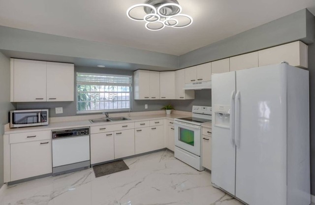 Pool Spacious Central Home 7mile to Beach