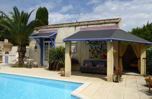 "Pool Studio" sleeps 2 self catering gite 10mins from Avignon!