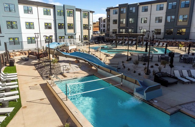 Pool & Sunshine Retreat - Resort-style Amenities