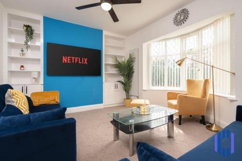 Pool Table - Spacious and Tranquil Hideaway - Near Airport - Sleeps 10