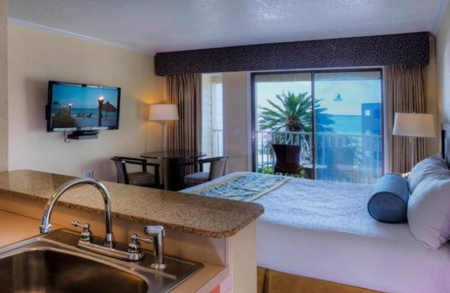 Pool View Balcony! Unit w/Kitchen! Pool, Parking, Near Henry B. Plant Museum!