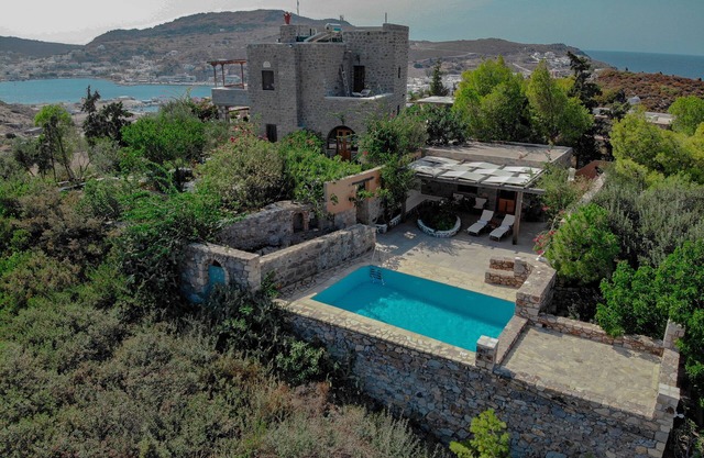 Pool Villa for 10 people next to the beach and the city center