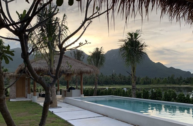 Pool villa nestled between the beach and mountains