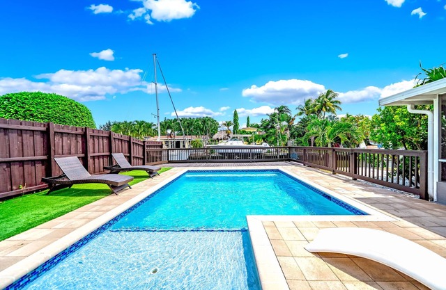 Pool! Waterfront & Tiki Hut! Close To Beach!