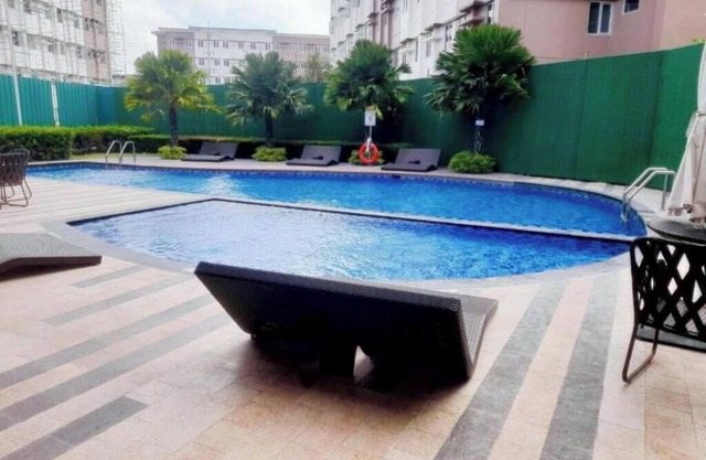 Poolside Apartment - Sleeps 4, Ac & Hot Shower