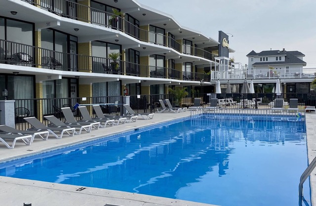 Poolside Condo - Just 2 blocks from the Beach, Boardwalk and Seaport Pier!
