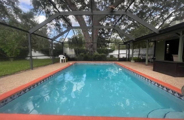Poolside Family Retreat- Near the Springs & Ocala National Forest. Pet friendly