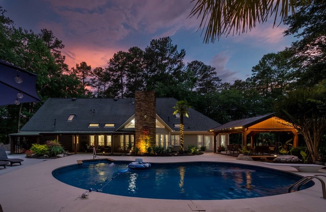Poolside Farm Serenity: Group Perfect, Cozy Gazebo
