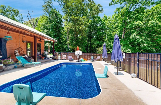Poolside guest house with ping pong & washer/dryer near Tennessee River