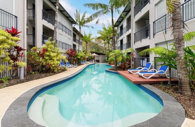 Poolside Oasis・ Blue Lagoon Resort