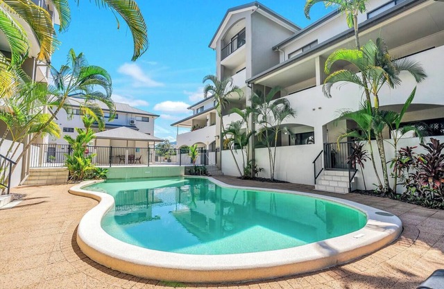 Poolside on Martyn Relax in Resort style Comfort