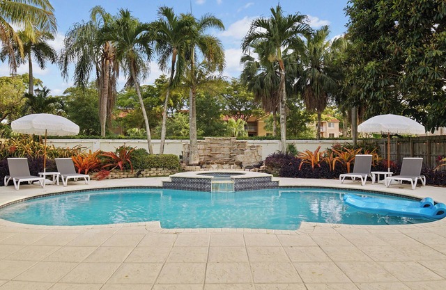 Poolside Paradise: Cozy Miami Getaway