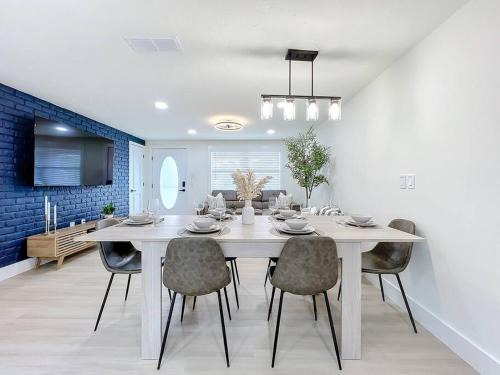 Poolside Paradise Near Siesta Key Beach