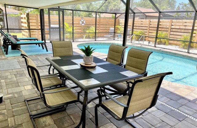 Poolside Retreat- free pool heat-7 min to beach-2 King beds