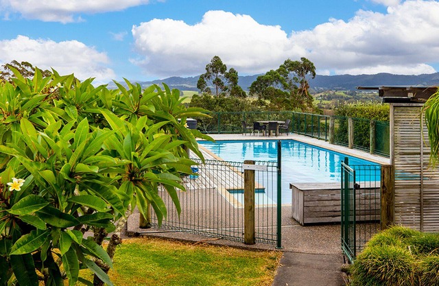 POOLSIDE SERENITY - T?WHARANUI PENINSULA HOLIDAY HOME in Matakana