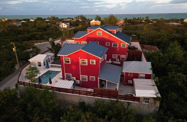 Poolside Tiny House, steps away from the pool! Privacy gate & keyless!