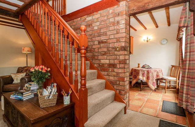 POPLAR COTTAGE, with a garden in Tewkesbury