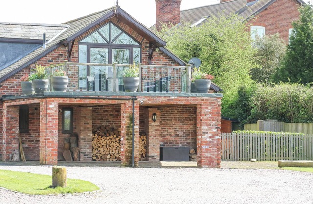 POPLAR FARM STUDIO, pet friendly, with hot tub in Aldford