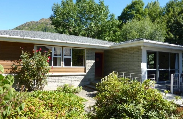 Poplar Lodge - large comfortable home, 7 bedrooms. Enjoy the space!