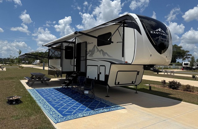 Poppop's Rambler -Luxury Living w/King, Sofa Sleeper. Delivered & Setup for You