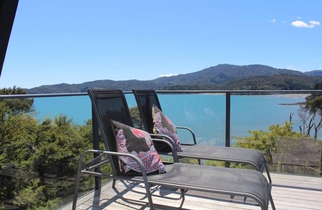 Poppy Apartments ~ Stunning Views!