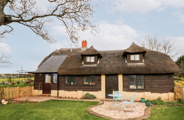 POPPY COTTAGE, pet friendly, character holiday cottage in Cadeleigh