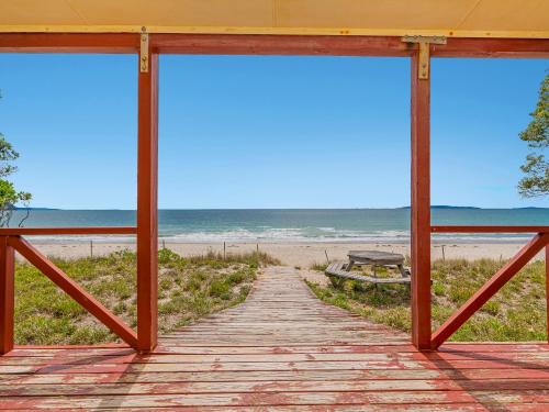 Poppy's Beach House - Beachfront Whangapoua Home