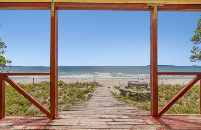 Poppy's Beach House - Beachfront Whangapoua Home