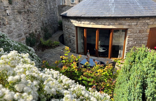 POPPY'S FOOTPRINT, romantic, with a garden in Middleham