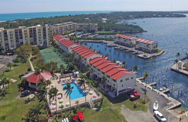 POPULAR BAYFRONT Townhouse Futura Yacht Club, Pool, Dockage