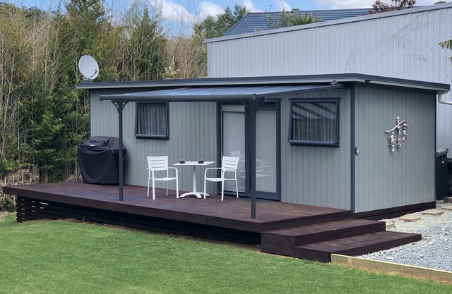 Popular Urquharts Bay - NEW beach cabin set in large private garden