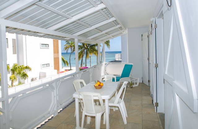 Porcelaine: Stylish apartment with seaview from its balcony