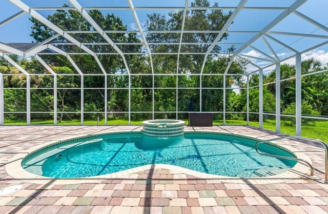 Port Boujee: Spacious 5-bedroom house in Port Charlotte with Pool, AC, WiFi