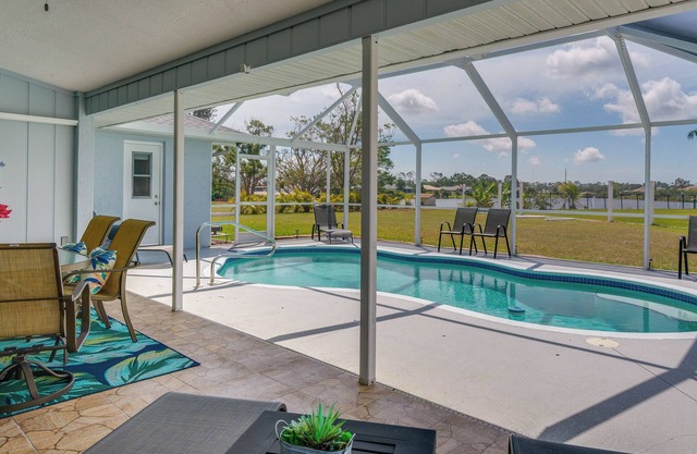 Port Charlotte Home w/Pool - 8 Mi to Beaches!