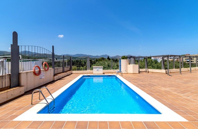 Port de Llançà 43 – Top-floor apt with shared pool