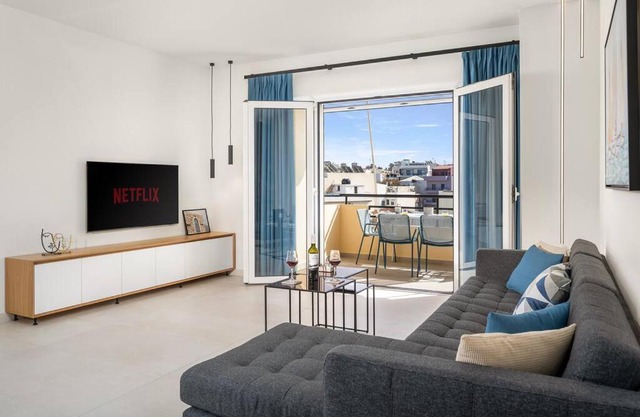Porta Apt. - 2 bedroom penthouse + free parking!