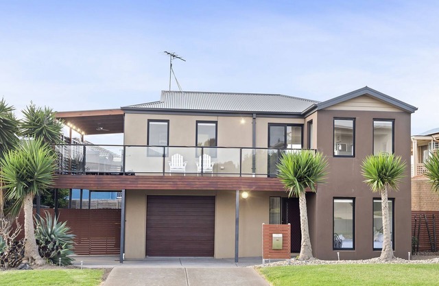 Portarlington Gem - Two storey retreat with great views.