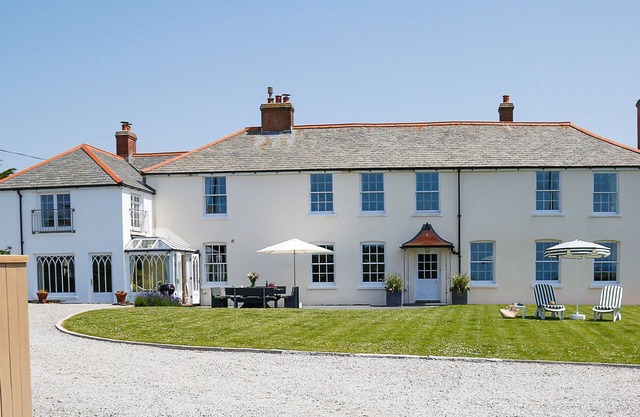 PORTHCOTHAN HOUSE, pet friendly, with open fire in Porthcothan