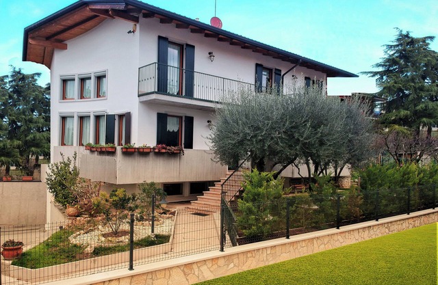 Portion of single villa. 100% relaxation with hot tub!
