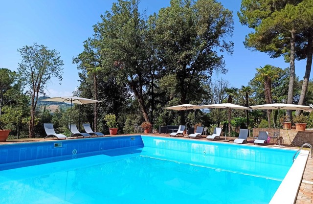 Portion of farmhouse in the countryside of Treia with use of swimming pool