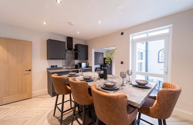 Portland House - 3 En-Suite Bedrooms, Cheltenham