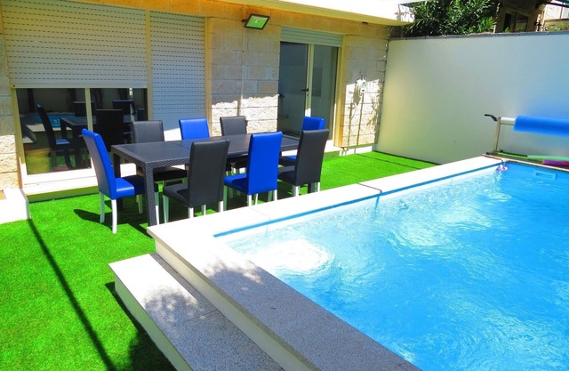 PortoHouse. com - House with Heated Pool and Game Room