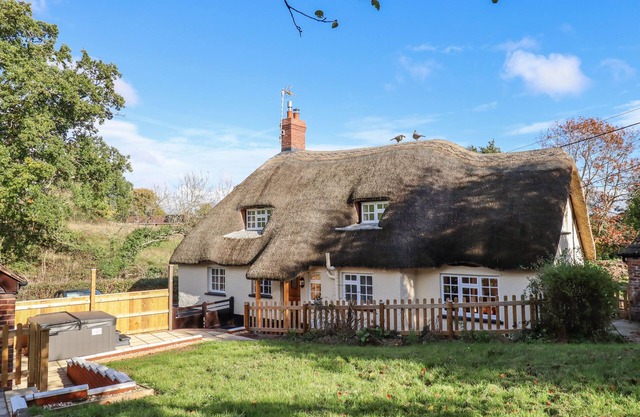 POSBURY LODGE, pet friendly, character holiday cottage in Crediton