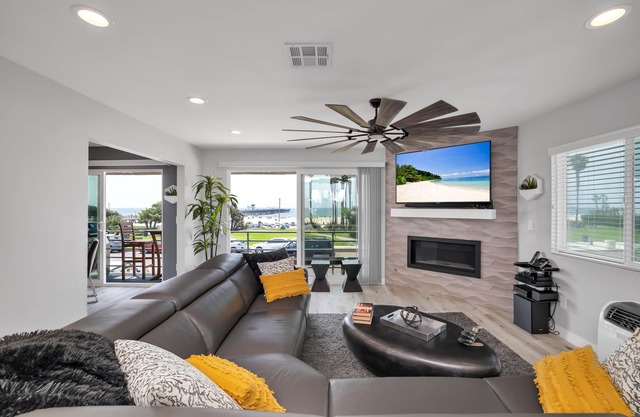 POSH BEACH CONDO, INCREDIBLE OCEAN VIEWS, 3 Bed/2 Bath in Eclectic Seal Beach
