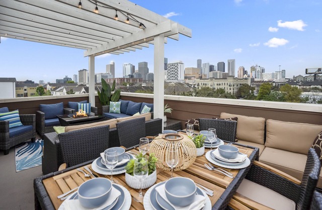 Posh Dtwn/Midtown Home Stunning Roof-Top Terrace -Sleeps 16 -4 bedrooms 3.5 bath