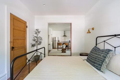 Posh Local 2BR - Boutiques & Eateries