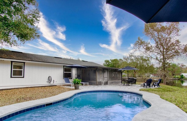 ~Posh Panda Landing Sleeps 8 Heated Pool & Pond~
