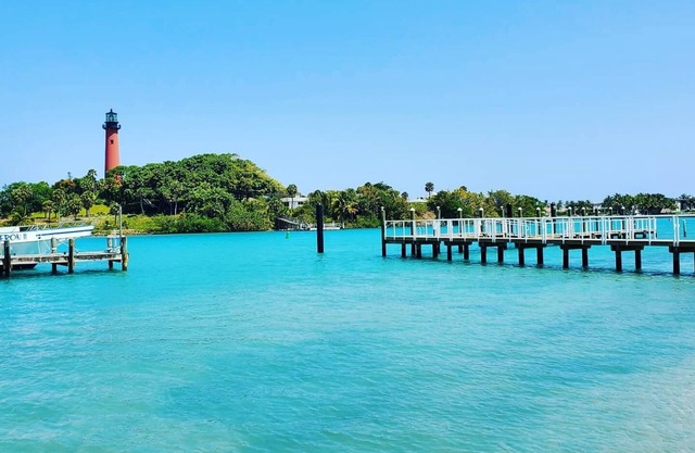 POSHPADZ -Villa Koalua Walk to Jupiter Beach-Prime Lake Views-Resort Setting
