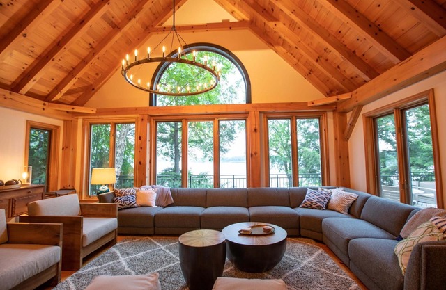 Post and Beam Lake Joe Gorgeous cottage & boathouse on a quiet Lake Joseph Bay!